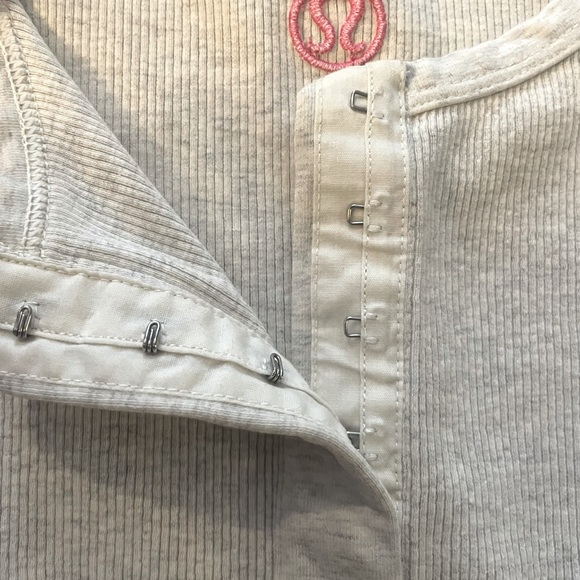 Lululemon Cream Heather Tight Fit Henley size 6 - Picture 3 of 5